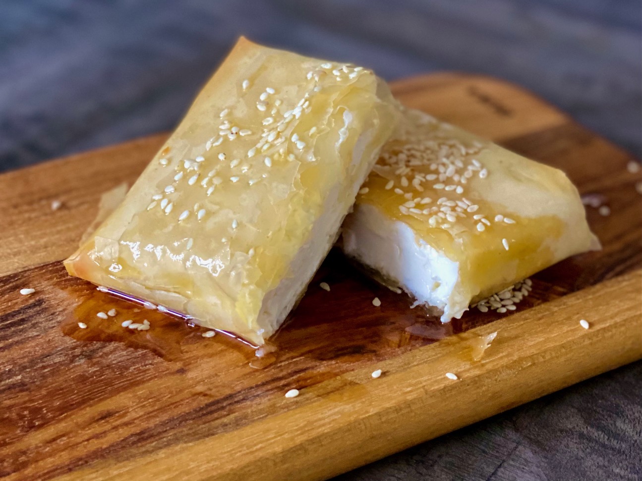 pieczona feta z miodem i sezamem Oliwowo