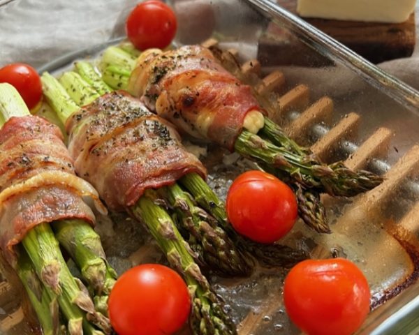 szaparagi z halloumi zawinięe w boczku oliwowo